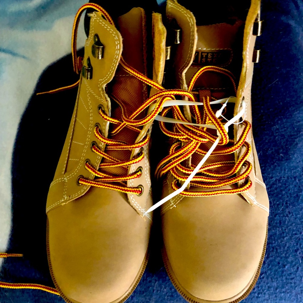 New with tags Men’s Tan work boots